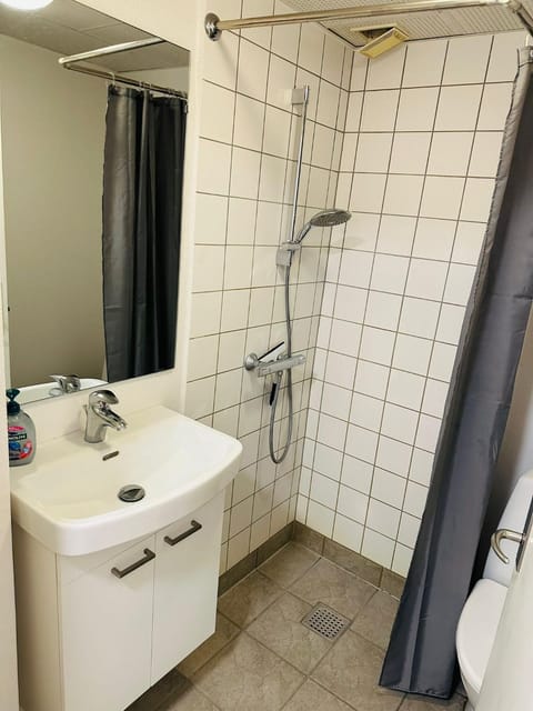 5 minute walk to LEGO house - n3 - studio room with private bathroom Apartment in Billund