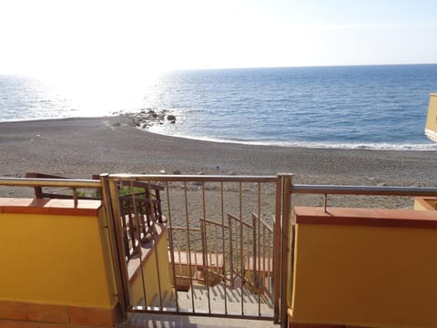 Casa con terrazzo e scala diretta sul mare Apartment in Capo d'Orlando