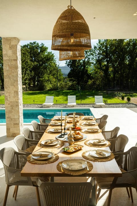 Garden, Dining area, Swimming pool