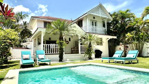 Property building, Patio, Garden view, Pool view, Swimming pool, Swimming pool, sunbed