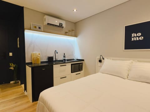 Bed, Kitchen or kitchenette, Bedroom, minibar, stove