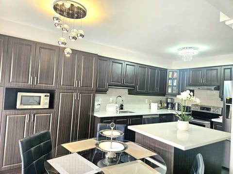 Kitchen or kitchenette, Dining area, stove