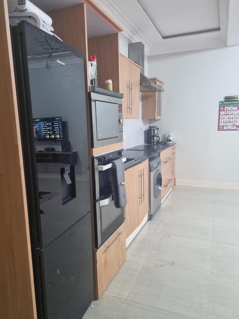 Kitchen or kitchenette, oven, washing machine