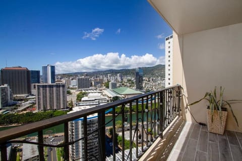 Sunsets at 30thFlr. Oceanview. Free-Parking Apartment in McCully-Moiliili