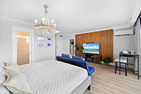 Chic boutique hotel and upgraded RG Apartment in McCully-Moiliili