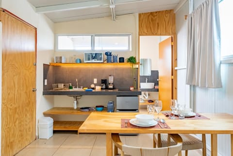 Coffee/tea facilities, Kitchen or kitchenette, Dining area, minibar