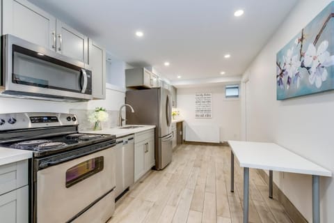 Midtown 2 Bedroom Basement Apartment Apartment in Toronto