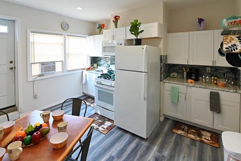 Coffee/tea facilities, Kitchen or kitchenette, stove