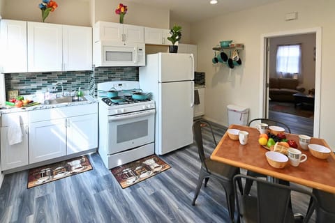 Kitchen or kitchenette, Dining area, oven, stove