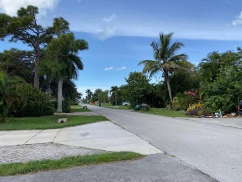 Coastal Home,Walk,Bike to Beach,Large fenced yard, Large driveway Apartment in Naples Park