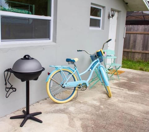 Coastal Home,Walk,Bike to Beach,Large fenced yard, Large driveway Apartment in Naples Park