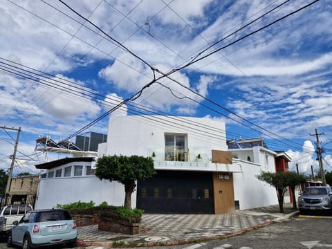 Charming and Comfortable Family Room Near Forum Majadas H14 Apartment hotel in Guatemala City