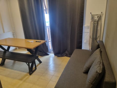 F2 F3 ,appartement climatisé neuf, magnifique vue sur mer et aéroport, proche tram et gare sncf 1 min,aéroport 3 minutes, 2or3 rooms, new AC apartment, magnificent sea and airport views, close to tram and SNCF train station 1 min, airport 3 min Apartment in Nice