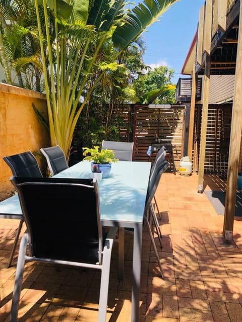 Beach Life - 3 Bedroom Duplex, 80 steps to Mermaid beach Apartment in Mermaid Beach