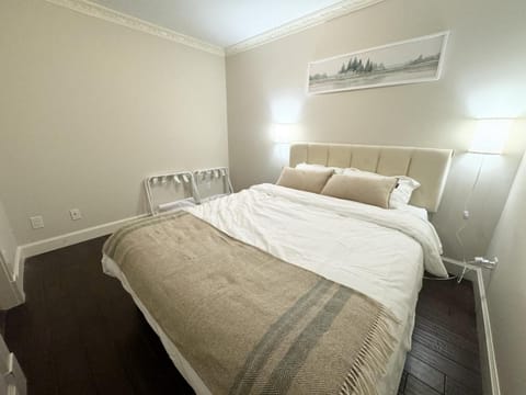 Cozy 1BR Near Skytrain - Explore Vancouver Easily House in Vancouver