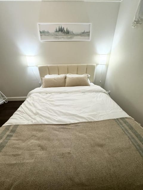 Cozy 1BR Near Skytrain - Explore Vancouver Easily House in Vancouver