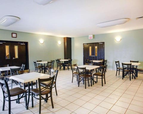 Quality Inn & Suites Airport Hotel in Del Valle