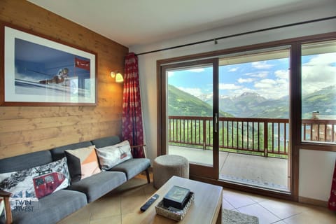 Natural landscape, View (from property/room), Balcony/Terrace, Living room, Seating area, Mountain view