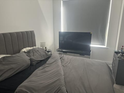 Bed, TV and multimedia, Bedroom