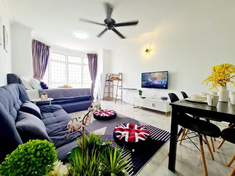 Communal lounge/ TV room, TV and multimedia, Living room, Seating area, Dining area