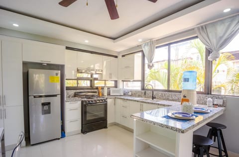 Kitchen or kitchenette, minibar, oven, stove