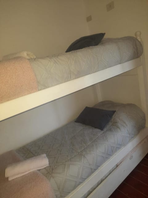 Bed, Photo of the whole room, Bedroom, bunk bed, internet