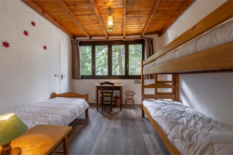 Bed, Photo of the whole room, Bedroom, bunk bed, heating