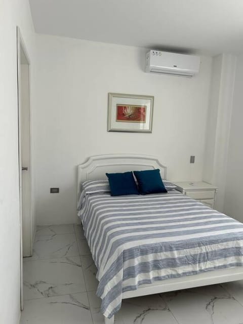 Bed, Photo of the whole room, Bedroom, air conditioner