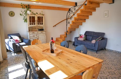 Seating area, Dining area