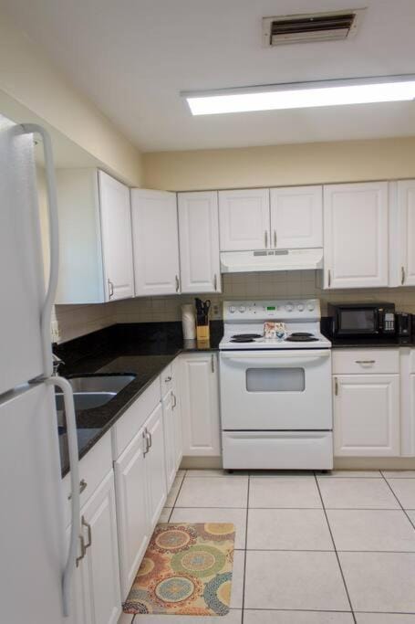 699 BEACH OASIS,WALK,BIKE TO BEACH, FENCED BACKYARD, Large Driveway Apartment in Naples Park