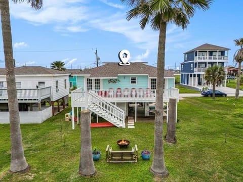 Endless Summer, 3 BD Steps to the Gulf, Deck Casa in Galveston Island