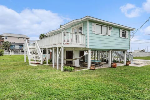 Endless Summer, 3 BD Steps to the Gulf, Deck Casa in Galveston Island