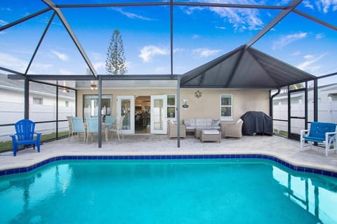 Coastal Flair-Walk To Beach-Heated Pool-Sleeps 8 House in Naples Park