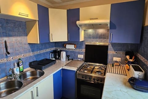 Coffee/tea facilities, Kitchen or kitchenette, oven, stove, toaster