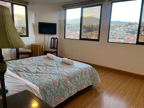 Enorme, 3 habitaciones, vista a toda la ciudad, zona exclusiva, Jacuzzi Apartment in Cuenca