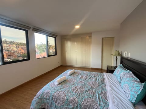 Enorme, 3 habitaciones, vista a toda la ciudad, zona exclusiva, Jacuzzi Apartment in Cuenca