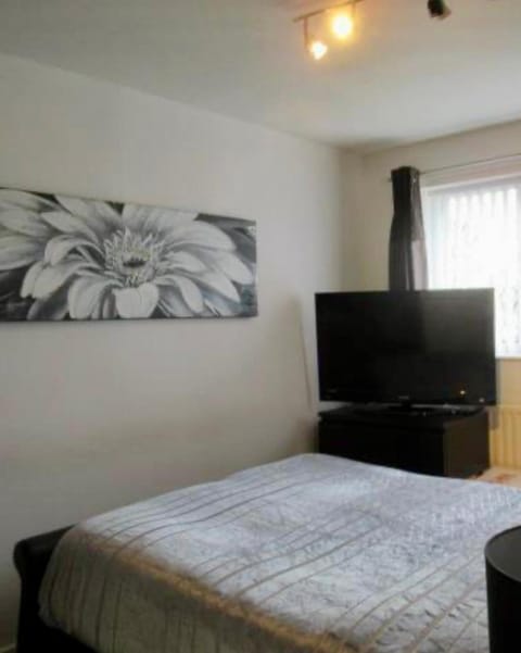 Detached 3 bedroom corner house sleeps up to 7 welcomes contractors & longer term bookings Apartment in Leeds