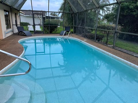 Beautiful pool home close to beach and 5th Avenue House in East Naples