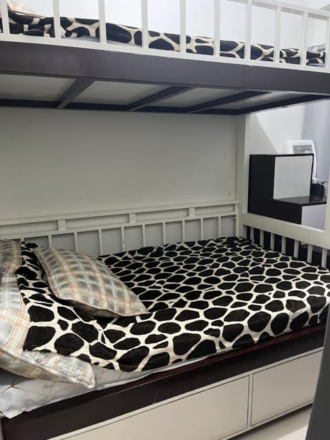 Bedroom, bunk bed