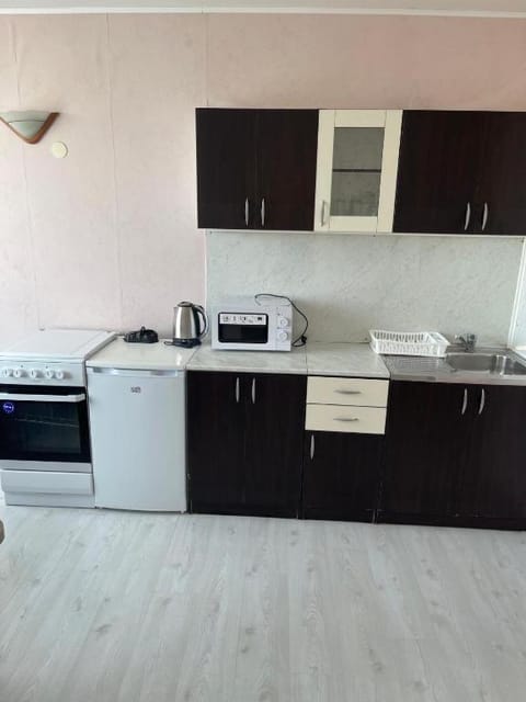 Kitchen or kitchenette, minibar, oven, stove, toaster