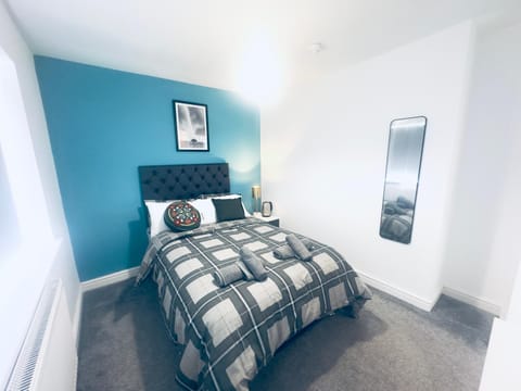 Cozy Spacious Ensuite Bedroom Vacation rental in Wigan