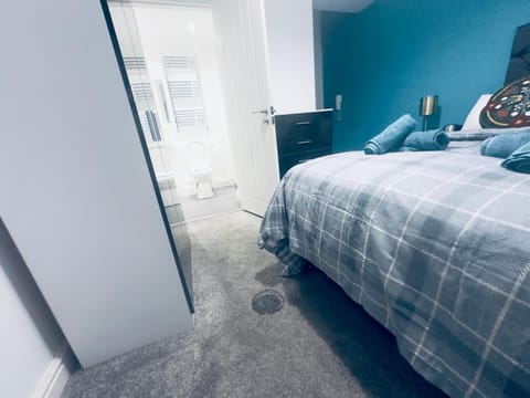 Cozy Spacious Ensuite Bedroom Vacation rental in Wigan