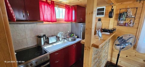 Coffee/tea facilities, Kitchen or kitchenette, oven, pet friendly, stove