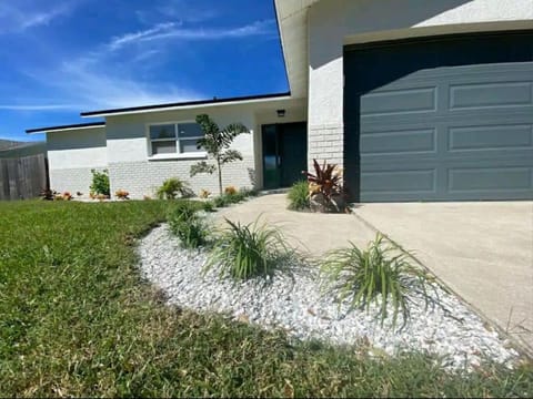 Great located home with pool near beach Villa in Largo