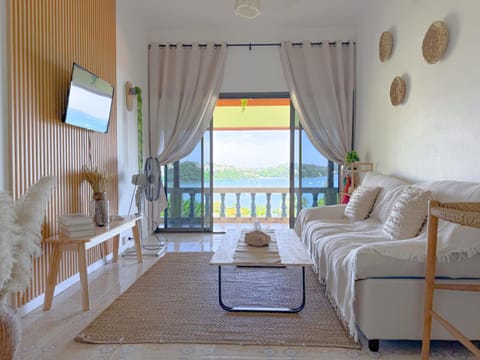 TV and multimedia, Living room, Photo of the whole room, Seating area, Sea view