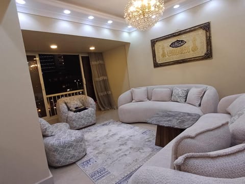 شقه ب اطلاله جزئيه علي النيل في الدقي Apartment in Cairo