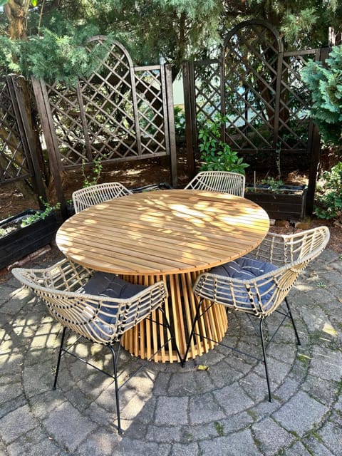 Garden, Seating area, Dining area, Garden view