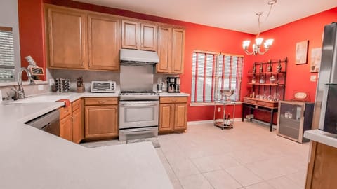 Kitchen or kitchenette, dishwasher, oven