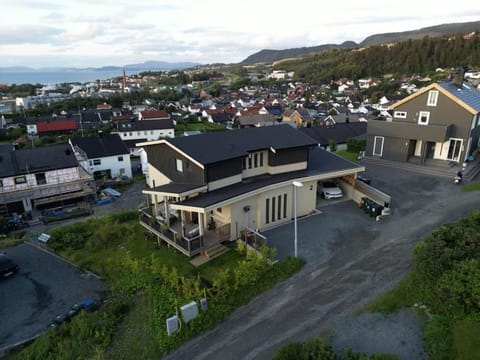 Property building, Neighbourhood, Garden, Balcony/Terrace, Street view