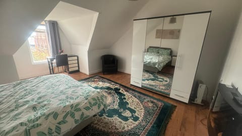 Double room in shared apartment Vacation rental in Hull